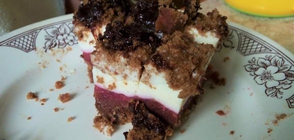 Бисквитное пирожное с ягодным желе и сливочным муссом