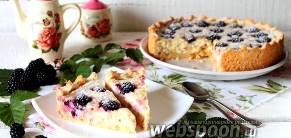 Пирог с творожным кремом и ежевикой