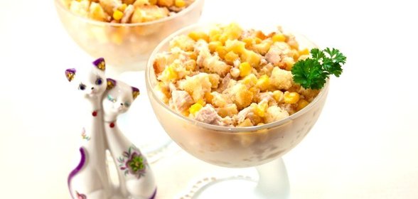 Салат с сухариками, куриным филе, сыром и кукурузой