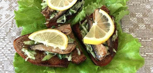 Закусочные бутерброды со шпротами зеленью и лимоном