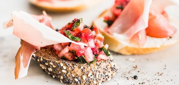 Тартин с клубникой и сыровяленым мясом