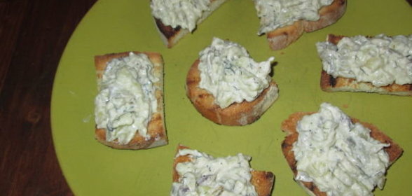 Рубленые яйца с маслом и зеленым луком