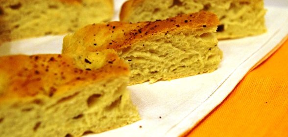 Фокачча на картофельном отваре с оливковым маслом и травами