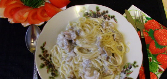 Спагетти с курицей и грибами в сливочном соусе