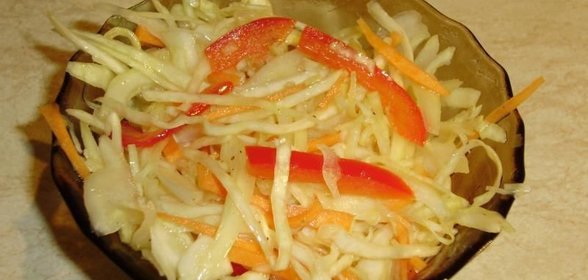 Салат из свежей капусты с морковью и уксусом