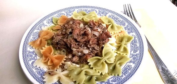 Разноцветные бантики с тушенкой и пряными травами