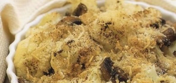 Грибы и цветная капуста, запеченные под сырной шапкой
