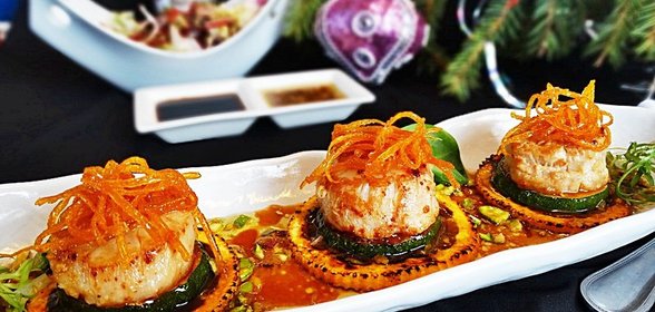 Морские гребешки с апельсиновым соусом и фисташками