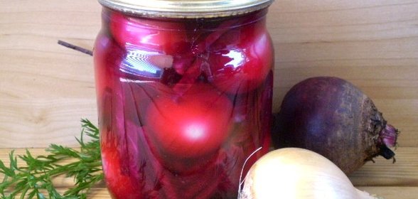 Маринованный лук со свеклой на зиму
