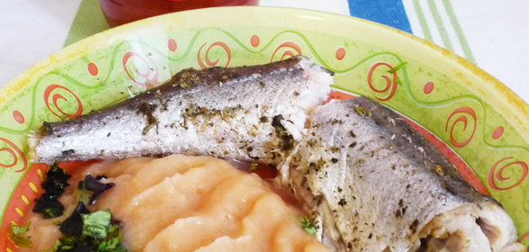 Рыба с пюре из цветной капусты, сельдерея и томатного сока