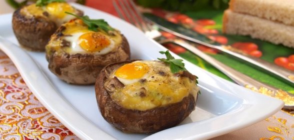 Шампиньоны запечённые с перепелиными яйцами