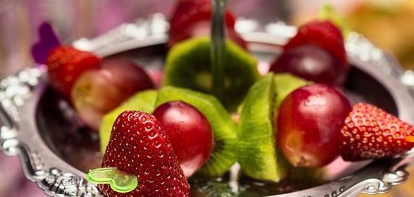 Канапе из фруктов на шпажках