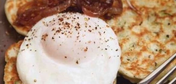 Оладьи из цуккини с яйцами пашот и жареным луком