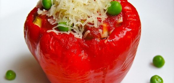Перцы фаршированные свининой, зеленым горошком , кабачком