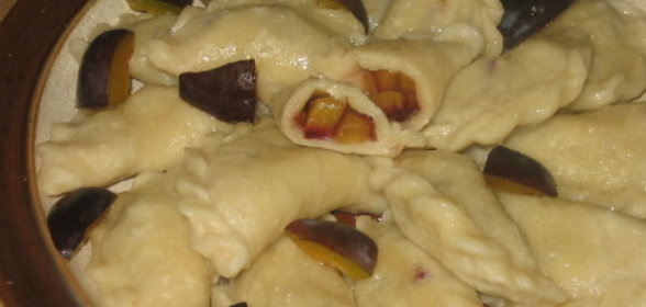 Творожные вареники со сливами