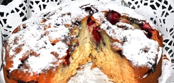 Шарлотка с яблоками и черешней