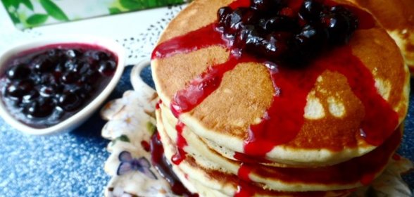 Оладушки с лимонной цедрой,коньяком и чёрносмородиновым джемом.