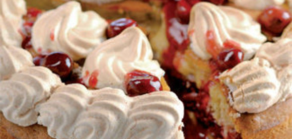 Вишневый пирог с оливковым маслом, лаймом и безе