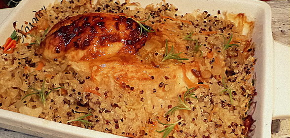 Пикантное филе цыпленка с луковой начинкой, запеченное с киноа и квашеной капустой