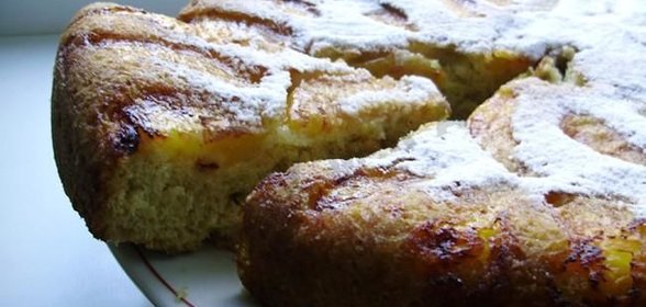 Шарлотка с вареньем в мультиварке