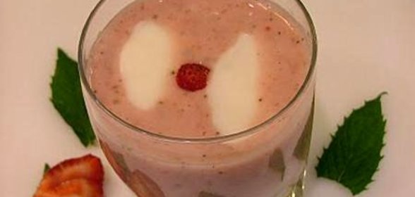 Витаминный напиток с мятой и клубникой