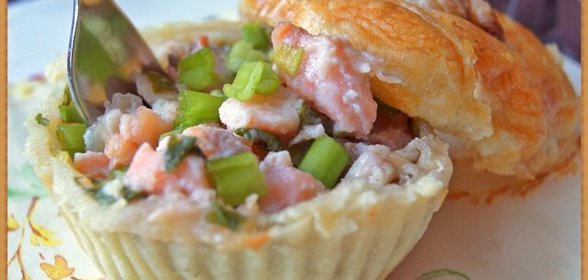 Корзинки из слоеного теста с семгой, сыром и орехами «Новогодний цигель –цигель, ай-лю-лю!»