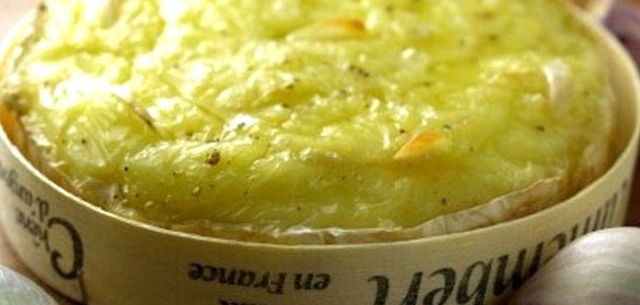 Запеченный камамбер с чесноком
