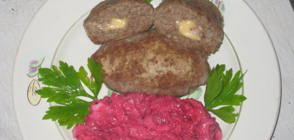 Котлетки из куриных желудков с сыром и свекольный необычный салатик