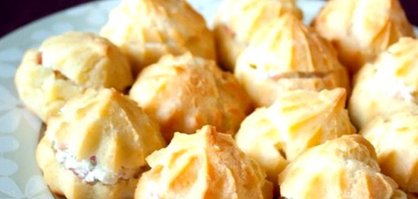 Профитроли со сливочным соусом и лососем