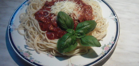спагетти в сочетании с томатным соусом болонез