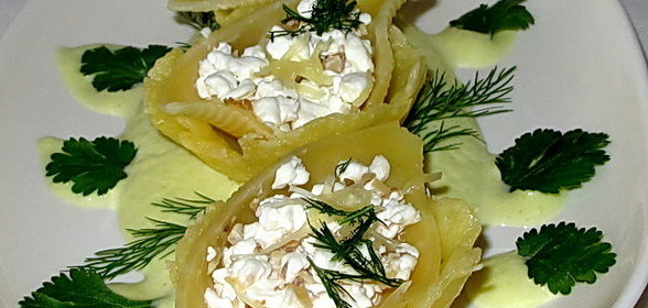 Конкильони, фаршированные домашним сыром с кабачковым соусом
