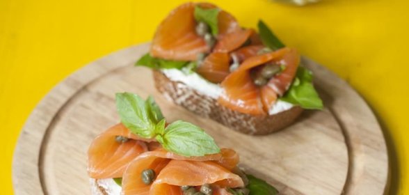 Брускетта с лососем