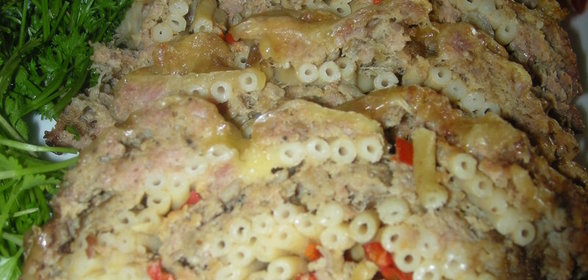 Мясной рулет с макаронами