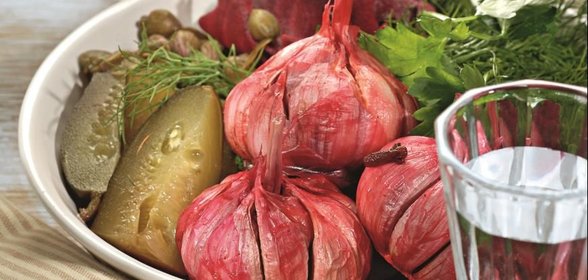 Чеснок, маринованный со свеклой