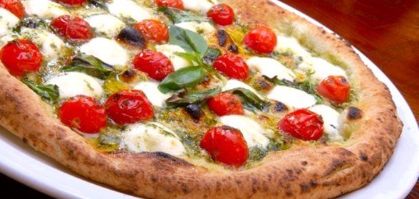 Сырная пицца с базиликом
