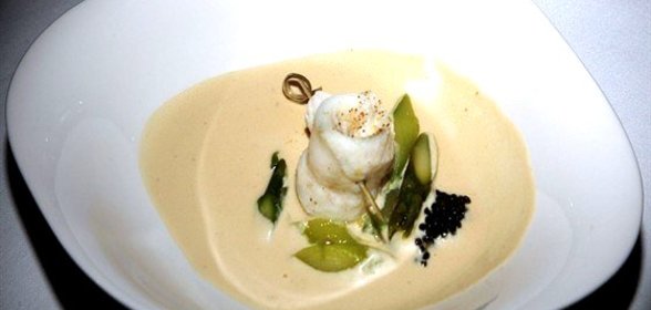 Филе Сан-пьера с спаржей и черной икрой, под соусом «Шампань»