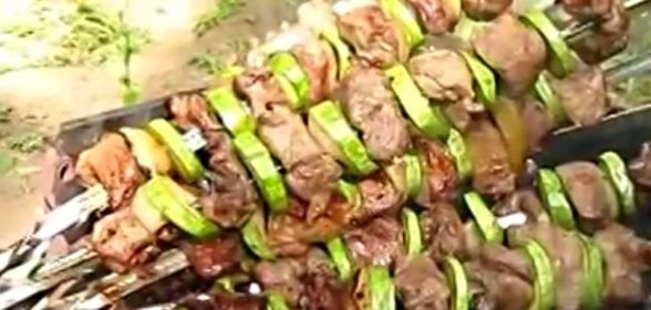 Шашлык из свинины в винном маринаде, с кабачками
