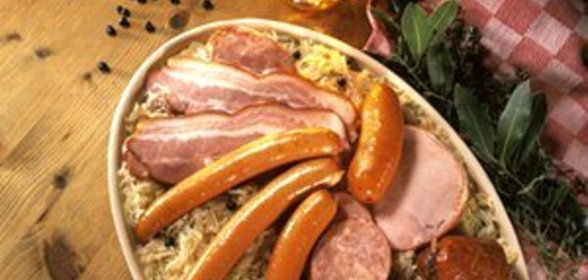 Шукрут (тушеная квашеная капуста с копченостями)