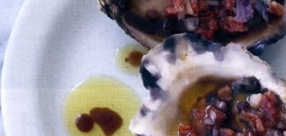 Устрицы с бальзамическим уксусом и салями