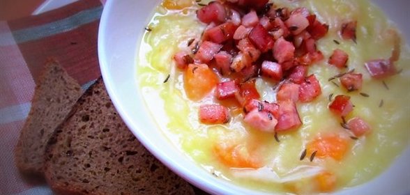 Густой картофельный суп с квашеной капустой и беконом