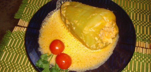 Фаршированные перцы с сырным соусом