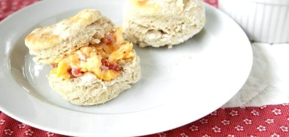 Закуска из чеддера с перцами пименто