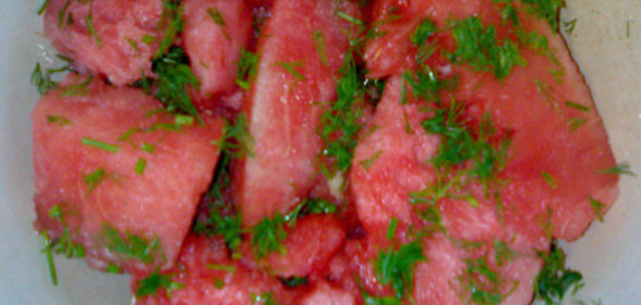 Малосольный арбуз с укропом