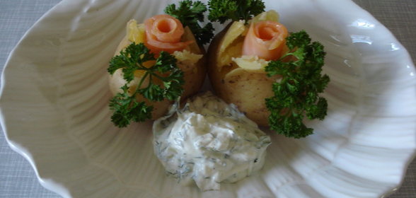 Молодой картофель со сметанным соусом и увенчан красной рыбой