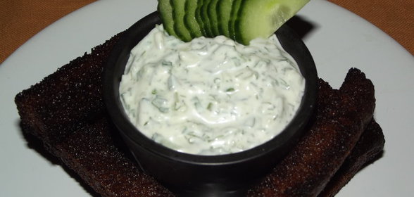 Гренки бородинские с огуречным дипом