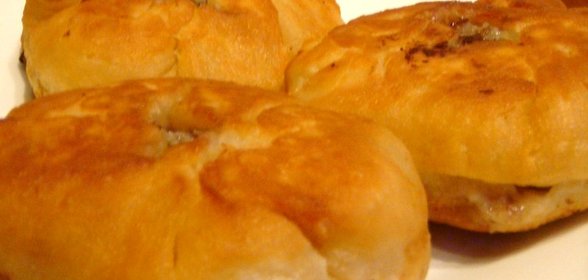 Беляши с салатом из бакинских помидоров, сладкого лука и наршараба