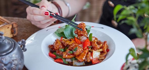 Карамелизированная курица с чили перцем