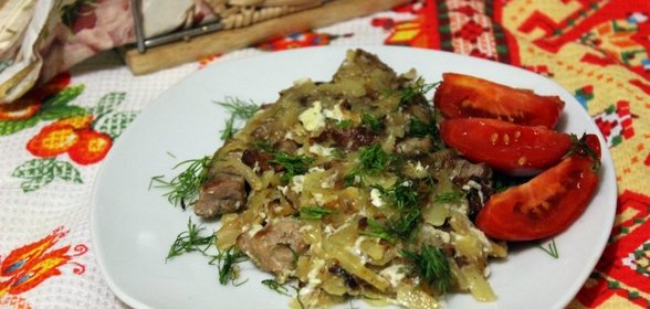 Жареный картофель с мясом и яйцом