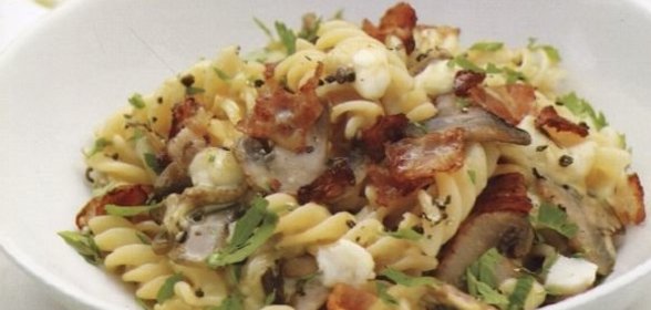 Макароны с грибами, сыром и беконом