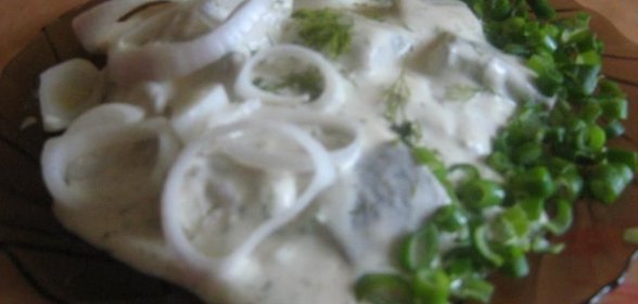 Селедка с уксусом и луком маринованная